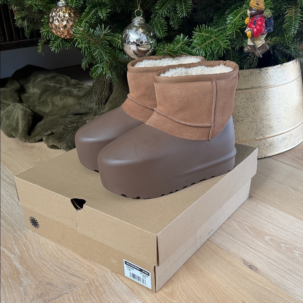 UGG mini pump molded boot
